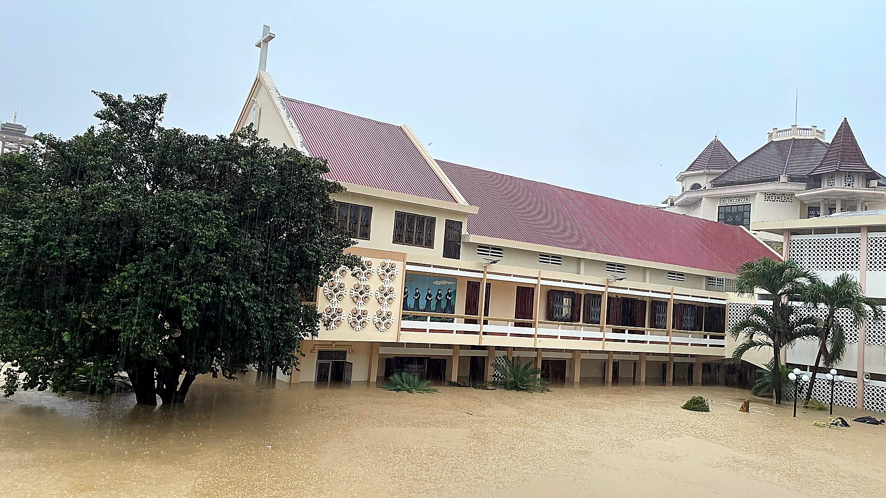 Hội Dòng Khiết Tâm Đức Mẹ Nha Trang  Cùng Thắp Lên Hy Vọng Cho Bà Con Vùng Lũ